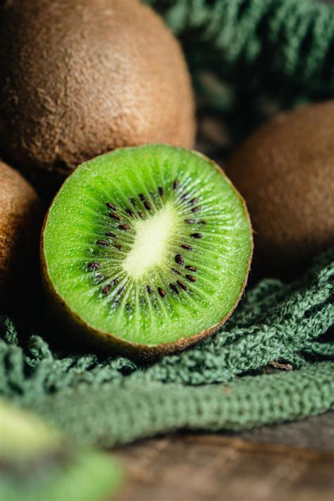 Ilustračná fotografia ovocia bohatého na vitamín C, ako sú kiwi, pomaranče a bobuľové ovocie.