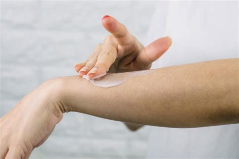 Detailná fotografia suchej a popraskanej pokožky s aplikovaným hydratačným krémom