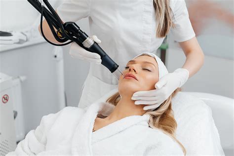 ilustračné foto moderného laserového prístroja v dermatológii s lekárom a pacientom