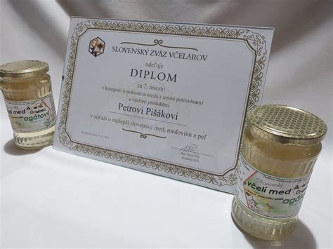 Detailná fotografia textúry medového pleového krému s náznakom včelieho plástu v pozadí.