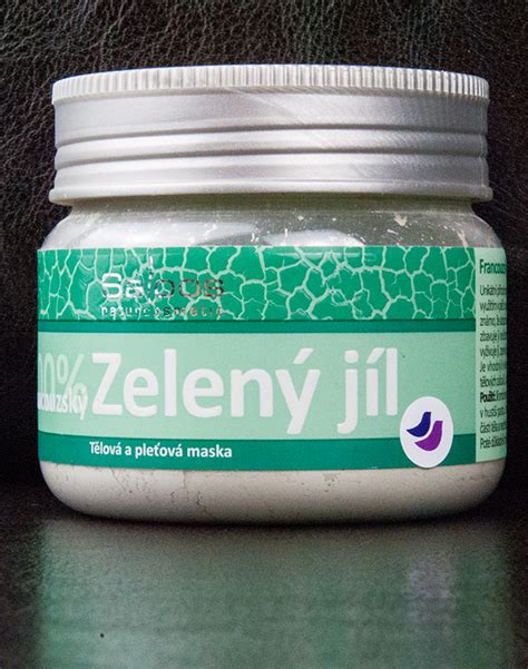 fotografia čerstvých ingrediencií: citrón, vajíčko, droždie a zelený íl pre prípravu pleťovej masky