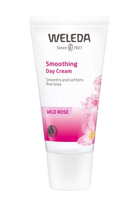 Detailný záber na balenie pleťového krému Weleda Wild Rose s textúrou krému vedľa neho