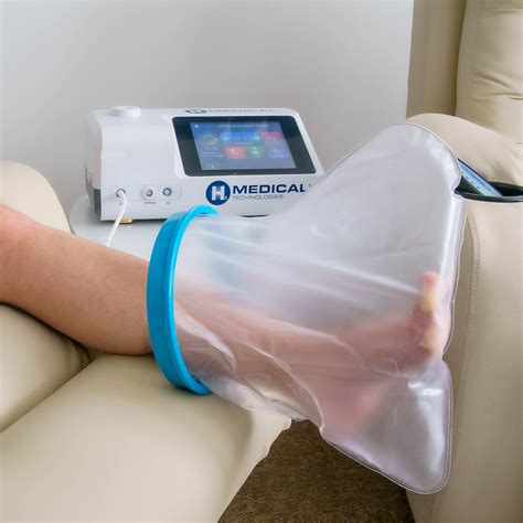 Dermatológ vyšetruje detské chodidlo s vyrážkou