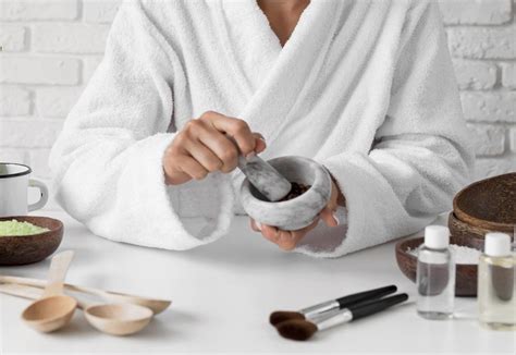 fotokoláž: rôzne domáce ingrediencie pre peeling (med, cukor, káva, ovocie)