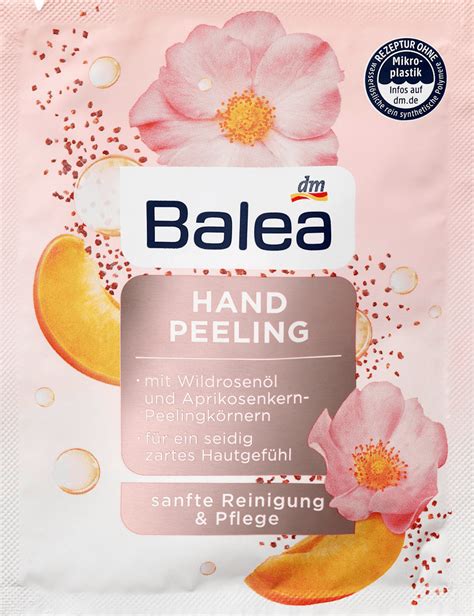 ilustračné foto: žena si nanáša peeling na ruky