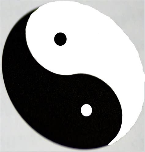 Ilustrácia: symbol jin a jang obklopený bylinkami a akupunktúrnymi ihlami