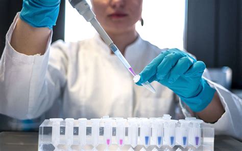 Tematické foto: Vedecký výskum v laboratóriu Eucerin
