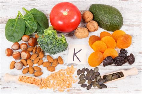 koláž prírodných zdrojov vitamínu E (mandle, avokádo, špenát)