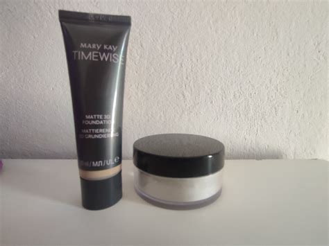 Skladba produktov MAC pre mastnú pleť: make-up, korektor a púder