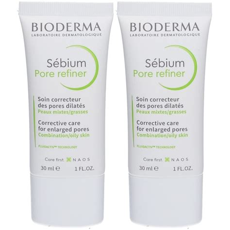 Produkt Bioderma Sébium Pore Refiner (tuba 30ml) na bielom pozadí s rozmazaným pozadím pleti