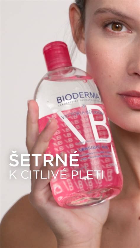 Tematická fotografia: Hydratácia pokožky a aplikácia krému Bioderma