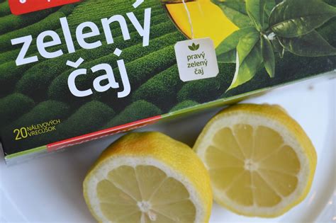 Koláž domácich surovín na masku zo zeleného čaju (čajové lístky, jogurt, med)