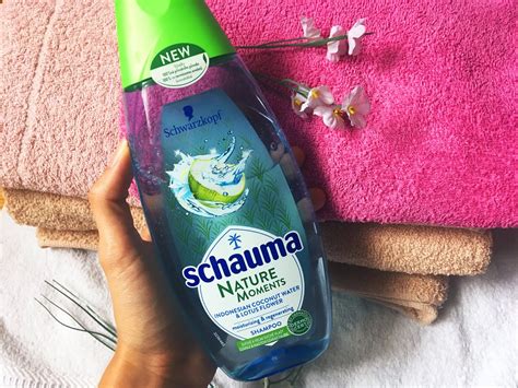 fľaša šampónu Schauma Nature Moments s kokosovou vodou a lotosovým kvetom