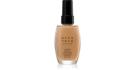 Produktové foto zmatňujúceho make-upu Avon True Colour Calming Effects Mattifying Foundation s detailom textúry