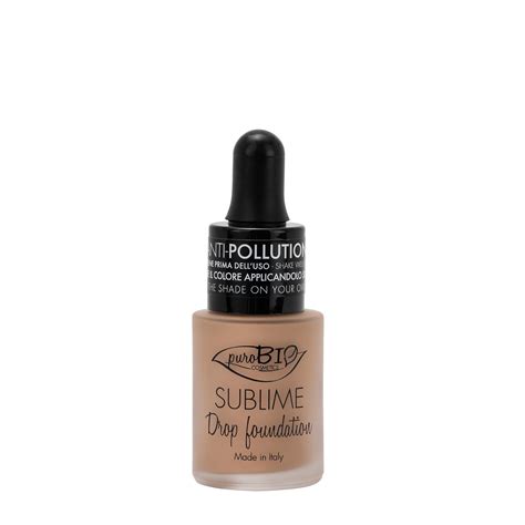 Žena aplikujúca tekutý minerálny make-up na tvár