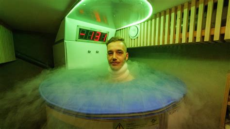 Infografika s porovnaním rôznych metód odstraňovania mílií (prepichnutie, laser, kryoterapia)