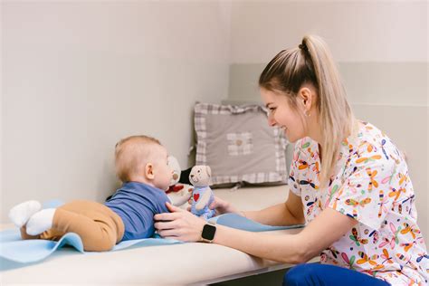 ilustračné foto: pediater vyšetrujúci vyrážku u dieťaťa