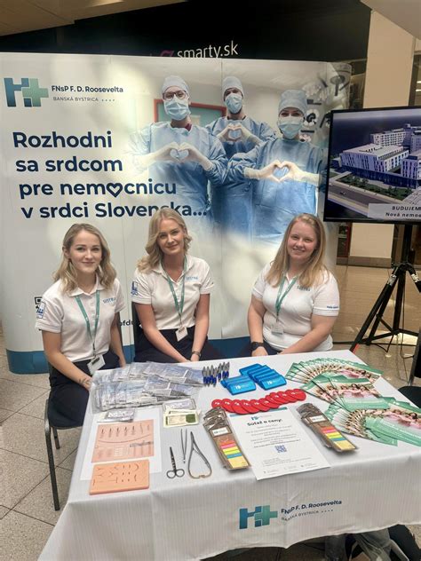 Tematické foto: Profesori a lekári diskutujúci o laserových technológiách na medicínskej konferencii