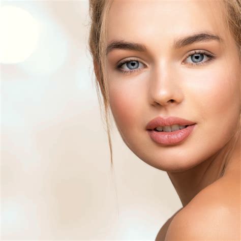 Tematická fotografia: Žena nanášajúca make-up pre bezchybný vzhľad pleti