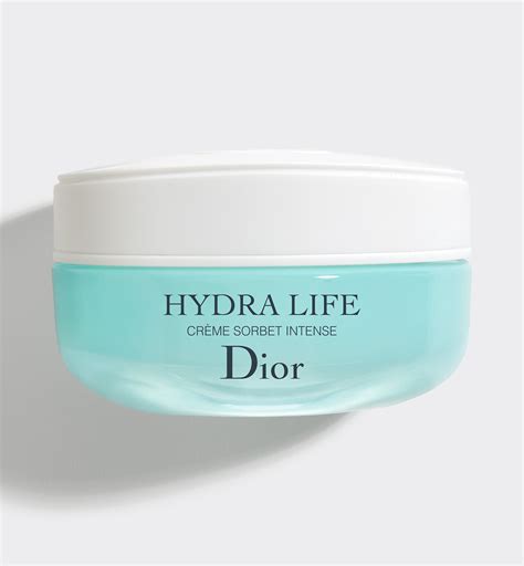 Detailné zábery BB krému Dior Hydra Life na pleti (pred/po, detail textúry)