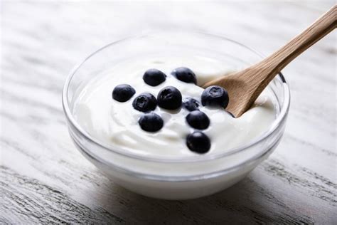 ilustračné foto: med a biely jogurt v miskách s bylinkami