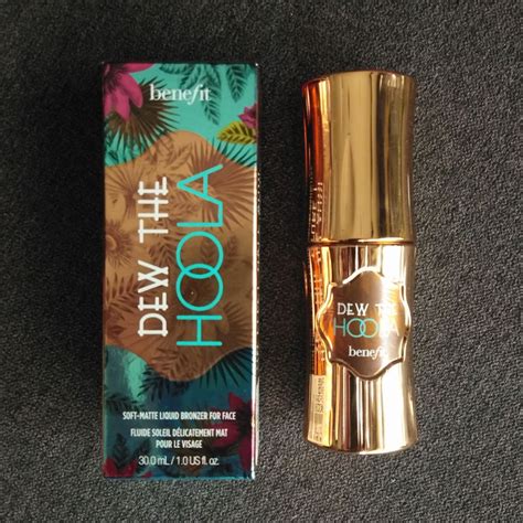 Balenie tekutého bronzera Benefit Dew The Hoola s pumpičkou