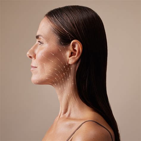 tematické foto ženskej tváre s hladkou pleťou, s prvkami anti-aging kozmetiky v pozadí