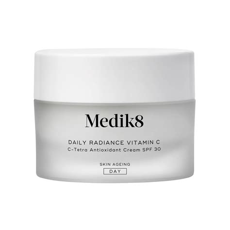 Dizajnérske vizualizácie produktu Medik8 Daily Radiance Vitamin C, ktoré zdôrazňujú jeho textúru a balenie.
