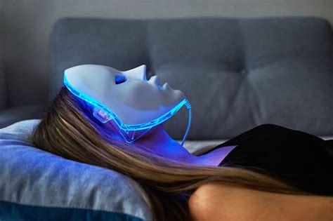 fotografia: osoba s LED maskou na tvári