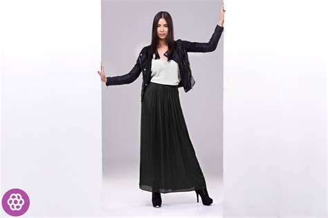 Ilustrácia: Žena v elegantnom crop tope a dlhej sukni