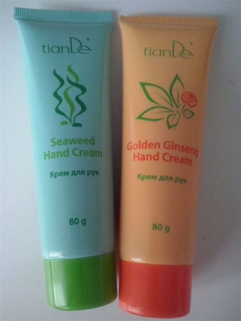 Ilustrácia morských rias a ich aplikácia na pokožku.