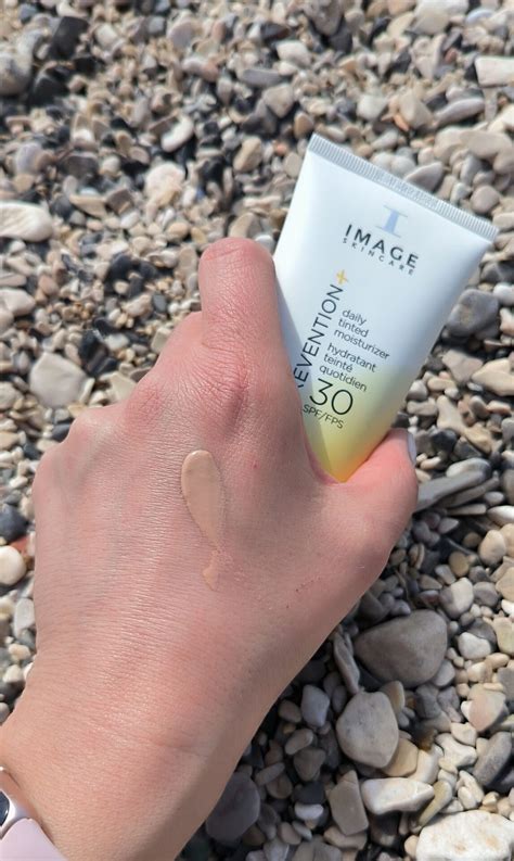 Tematické foto hydratačných krémov Avon s logom značky