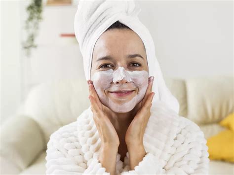Tematické foto: žena relaxujúca s chladiacou maskou na tvári