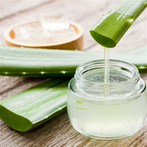 Tematické foto: kozmetické produkty s Aloe vera na citlivú pleť na prírodnom pozadí