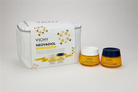 Tematické foto: Rôzne vianočné balenia kozmetiky Vichy Neovadiol s vianočnou dekoráciou