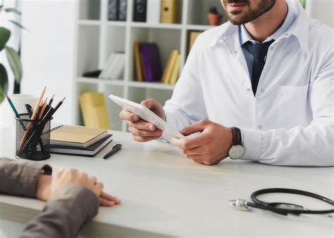 Dermatologické vyšetrenie pokožky pacienta s ekzémom