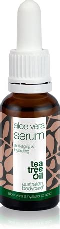 koláž prírodných ingrediencií: tea tree oil, aloe vera, med, zelený čaj