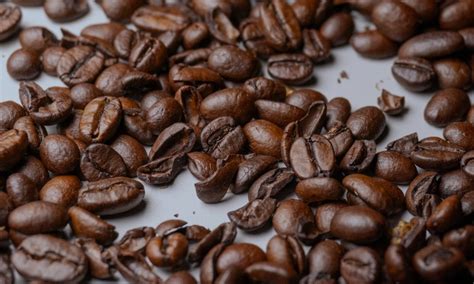 Tematické foto: zrná kávy a prírodné ingrediencie, symbolizujúce kozmetiku MARK