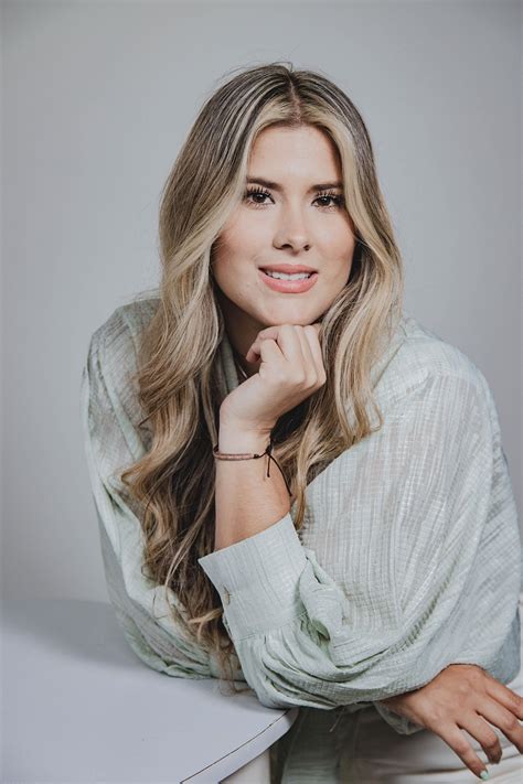 Tematické foto: žena kontrolujúca stav pokožky na dekolte