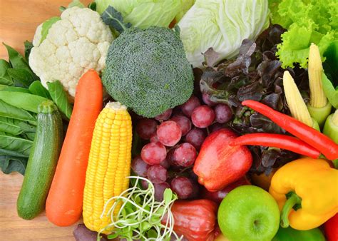 Zmes rôznych čerstvých ingrediencií na stôl, ako sú ovocie, zelenina, med a jogurt, pripravené na prípravu domácich masiek