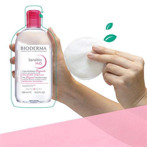 Tematická fotografia: Žena si jemne čistí tvár micelárnou vodou Bioderma
