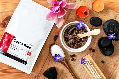 Tematické foto: Misky s rôznymi prírodnými ingredienciami na peeling, ako sú káva, cukor, soľ, ovsené vločky a éterické oleje.