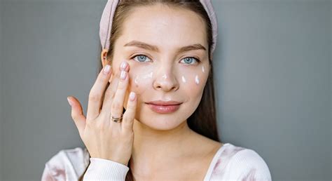 Tematické foto: žena s mastnou pleťou si nanáša make-up