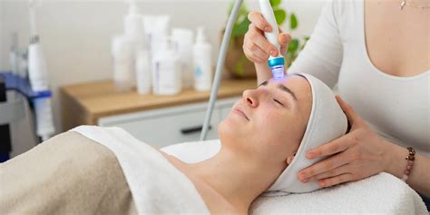 Foto: žena u dermatológa alebo kozmetičky počas ošetrenia pleti