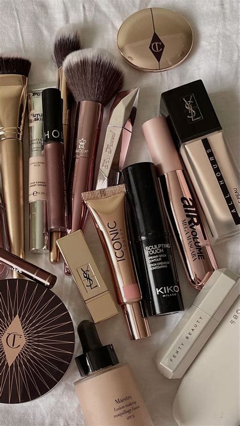 Tematická fotografia rozmanitých púdrov na make-up