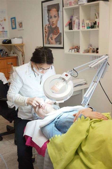 Ilustračná fotografia osoby pri kozmetickom zákroku