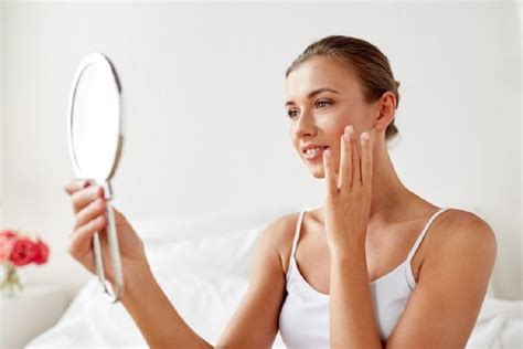 Ilustrácia znázorňujúca správnu techniku čistenia tváre s dôrazom na jemné krúživé pohyby