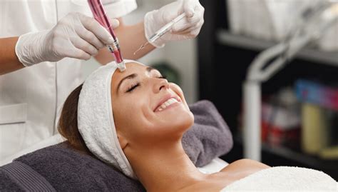 Ilustračná fotografia zobrazujúca proces mezoterapie s Dermapenem