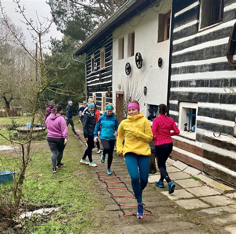 ilustrácia ženy odlíčajúcej sa pred cvičením
