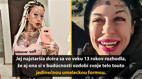 žena utierajúca si pot z tváre čistým uterákom počas cvičenia